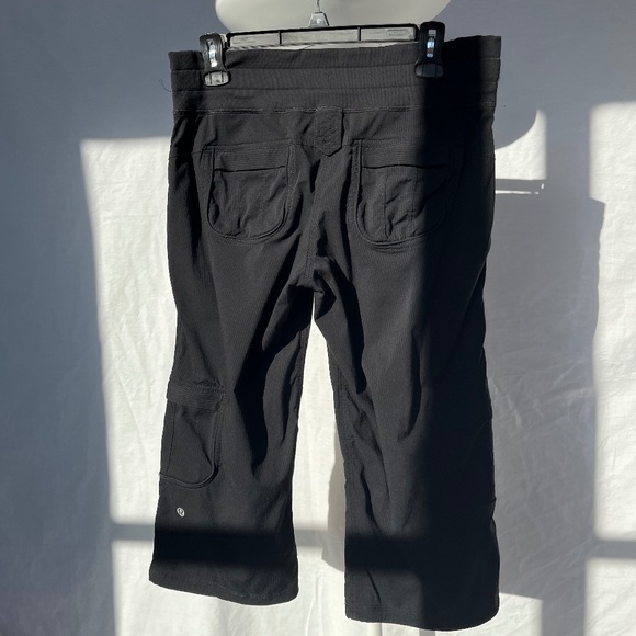 Lululemon (8) capris, in black, with soft waist and 6 pockets! - Picture 4 of 6